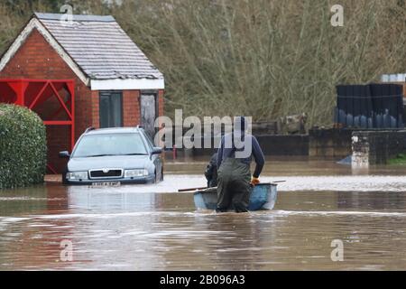 Überschwemmungen bei Maisemore im ländlichen Gloucestershire, nachdem Sturm Dennis den Fluss Severn dazu brachte, seine Ufer zu durchbrechen und zahlreiche ländliche Gemeinden in zu überschwemmen Stockfoto