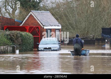 Überschwemmungen bei Maisemore im ländlichen Gloucestershire, nachdem Sturm Dennis den Fluss Severn dazu brachte, seine Ufer zu durchbrechen und zahlreiche ländliche Gemeinden in zu überschwemmen Stockfoto