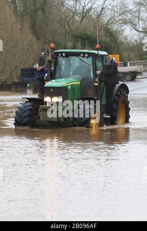 Überschwemmungen bei Maisemore im ländlichen Gloucestershire, nachdem Sturm Dennis den Fluss Severn dazu brachte, seine Ufer zu durchbrechen und zahlreiche ländliche Gemeinden in zu überschwemmen Stockfoto