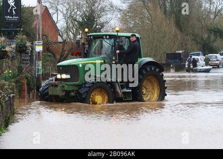 Überschwemmungen bei Maisemore im ländlichen Gloucestershire, nachdem Sturm Dennis den Fluss Severn dazu brachte, seine Ufer zu durchbrechen und zahlreiche ländliche Gemeinden in zu überschwemmen Stockfoto