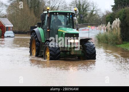 Überschwemmungen bei Maisemore im ländlichen Gloucestershire, nachdem Sturm Dennis den Fluss Severn dazu brachte, seine Ufer zu durchbrechen und zahlreiche ländliche Gemeinden in zu überschwemmen Stockfoto