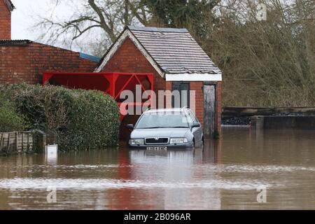 Überschwemmungen bei Maisemore im ländlichen Gloucestershire, nachdem Sturm Dennis den Fluss Severn dazu brachte, seine Ufer zu durchbrechen und zahlreiche ländliche Gemeinden in zu überschwemmen Stockfoto