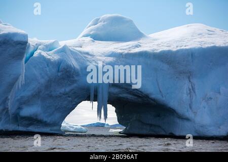 Ein bogenförmiger Eisberg vor Devil Island, in der Gruppe James Ross Island vor der Nordostspitze der antarktischen Halbinsel. Stockfoto