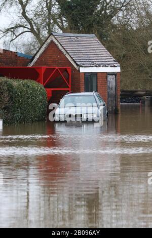 Überschwemmungen bei Maisemore im ländlichen Gloucestershire, nachdem Sturm Dennis den Fluss Severn dazu brachte, seine Ufer zu durchbrechen und zahlreiche ländliche Gemeinden in zu überschwemmen Stockfoto