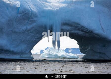 Ein bogenförmiger Eisberg vor Devil Island, in der Gruppe James Ross Island vor der Nordostspitze der antarktischen Halbinsel. Stockfoto