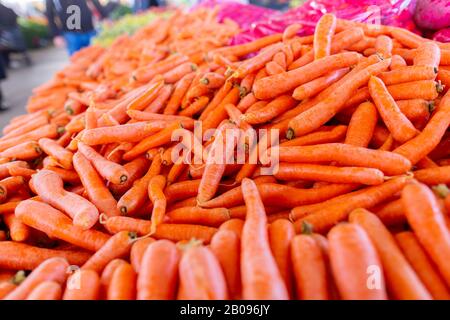 Köstliche Karotten liegen auf einem türkischen Markt Stockfoto