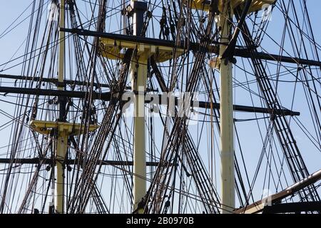 Das Schiff "Friendship of Salem Tall" (eine Nachbildung eines Schiffes aus dem East Indiaman von einem Jahr im Jahr 1796) dockte in Derby Wharf in Salem, Massachusetts, USA. Derby Wharf ist Teil von t Stockfoto