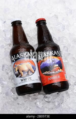 Irvine, KALIFORNIEN - 16. JULI 2014: Zwei Flaschen Alaskan Brewing Co. Beers on Ice. Alaskan Brewing, gegründet 1986 in Juneau, Alaska, war der erste Stockfoto