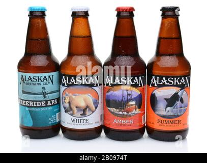 Irvine, KALIFORNIEN - 16. JULI 2014: Vier Flaschen Alaskan Brewing Co. Biere. Alaskan Brewing, gegründet 1986 in Juneau, Alaska, war die erste Junea Stockfoto