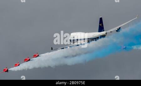 BOAC Livery British Airways flypast mit dem Red Arrows Riat 2019. Stockfoto