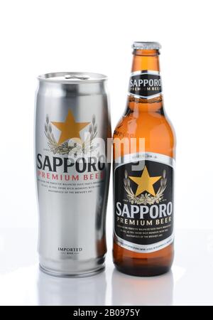 Irvine, CA - 11. JANUAR 2015: Eine Dose und eine Flasche Sapporo-Bier. Die japanische Brauerei, die im Jahr 1876 von dem deutschen Brauer Seibei Nakagawa gegründet wurde. Das ist es Stockfoto