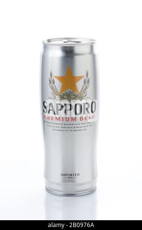 Irvine, CA - 12. JANUAR 2015: Eine Dose Sapporo-Bier isoliert auf Weiß. Die japanische Brauerei wurde im Jahr 1876 von dem deutschen Braumeister Seibei Nakag gegründet Stockfoto