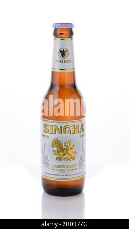 Irvine, CA - 11. JANUAR 2015: Eine Flasche Singha-Bier. Produziert von der Boon Rawd Brewery ist es die einzige Brauerei, die die königliche Ga ausstellen darf Stockfoto