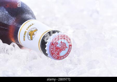 Irvine, CA - 11. JANUAR 2015: Nahaufnahme einer einzelnen Flasche Singha-Bier auf Eis. Produziert von der Brauerei Boon Rawd ist es die einzige Brauerei, die es erlaubt, zu disn Stockfoto