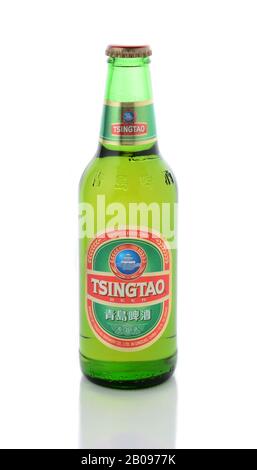 Irvine, CA - 15. JANUAR 2015: Eine Flasche Tsingtao-Bier. Tsingtao ist Chinas zweitgrößte Brauerei, sie wurde 1903 von deutschen Siedlern gegründet. Stockfoto