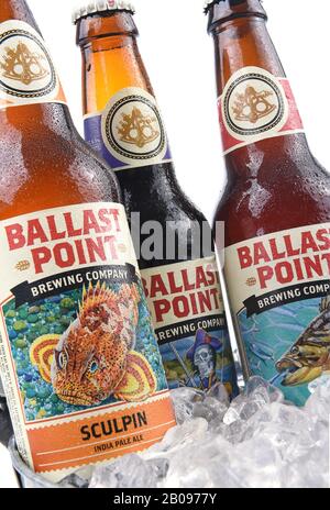 Irvine, KALIFORNIEN - 26. AUGUST 2016: Ballastpoint ales in ICE Bucket. Ballast Point war die erste Mikrobrennerei in San Diego seit Der Prohibition. Stockfoto