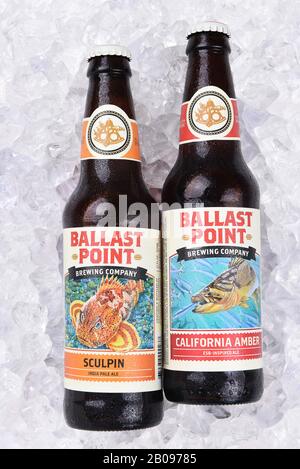 Irvine, KALIFORNIEN - 26. AUGUST 2016: Zwei Ballast Point Ales auf Eis. Ballast Point war die erste Mikrobrennerei in San Diego seit Der Prohibition. Stockfoto