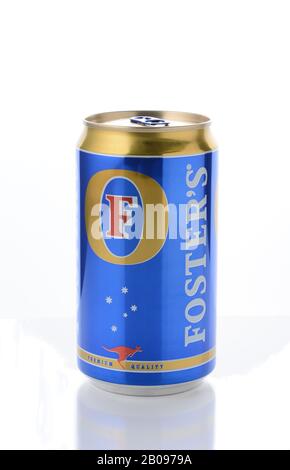 Irvine, CA - 11. JANUAR 2015: Eine einzige 750 ml Dose von Foster's Lager. Die Marke hat außerhalb Australiens mehr internationale Anerkennung als sie d Stockfoto