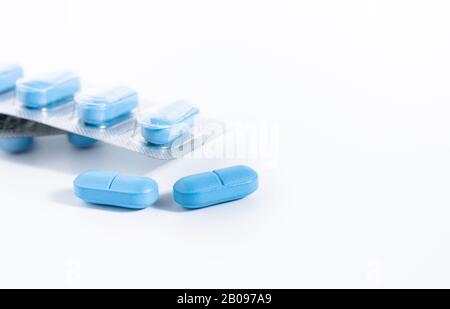 Konzept der pharmazeutischen Industrie, blaue Pillen auf weißem Hintergrund Stockfoto