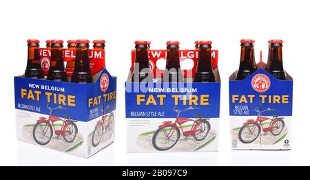 Irvine, KALIFORNIEN - 14. Dezember 2017: Fat Tire Amber Ale 6 Pack drei Ansichten, End, Side und 3/4. Stockfoto