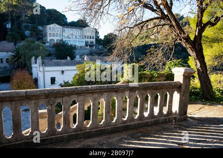 Gebäude und Balustrade des Sanatorio Fontilles oder San Francisco de Borja Leprosy Sanatorium (Fontilles, Vall de Laguart, Marina Alta, Alicante, Spanien) Stockfoto