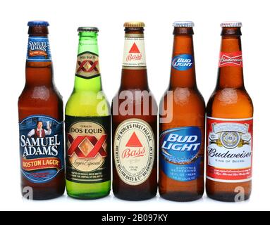 Irvine, KALIFORNIEN - 14. JULI 2014: 5 Flaschen verschiedener kalter Biere. Einheimische und Importierte Brauereien, darunter Budweiser, Bud Light, Bass, Dos Equis und Stockfoto
