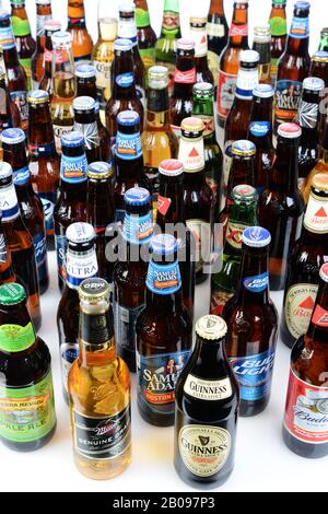 Irvine, KALIFORNIEN - 16. JULI 2014: Eine Lareggruppe von Bierflaschen auf einem Tisch. Die Sorte umfasst Bass, Budweiser, Corona, Dos Equis, Sierra Nevada Stockfoto