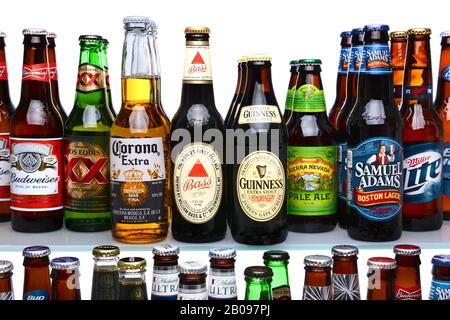 Irvine, CA - 25. MAI 2014: Eine Vielzahl von Biermarken im Regal. Viele Marken, darunter einheimische und Importbiere, werden gezeigt, darunter Corona, Guinness, Stockfoto