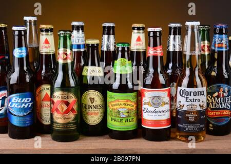 Irvine, CA - 25. MAI 2014: Eine Vielzahl beliebter Biermarken. Viele Marken, darunter einheimische und Importbiere, werden gezeigt, darunter Corona, Guinness, Bu Stockfoto