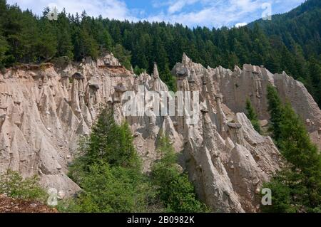 Piramidi di di terra di Perca, Erdpyramiden von Perca (bei Brunico), Pustertal, Trentino Alto Adige, Italien Stockfoto