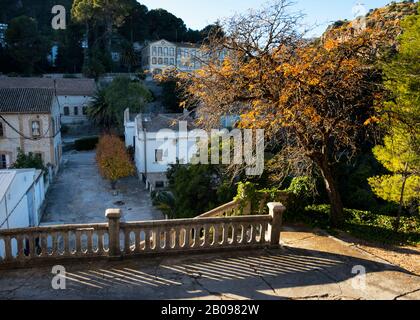 Gebäude und Balustrade des Sanatorio Fontilles oder San Francisco de Borja Leprosy Sanatorium (Fontilles, Vall de Laguart, Marina Alta, Alicante, Spanien) Stockfoto