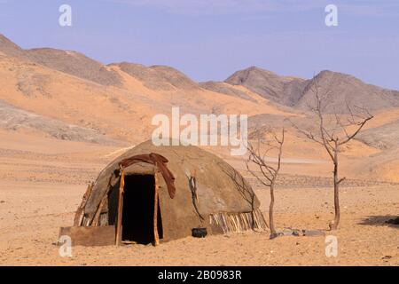 NAMIBIA, SKELETONKÜSTE, HARTMANN TAL, NOMADISCHES HIMBA VOLKSLAGER, HÜTTE Stockfoto