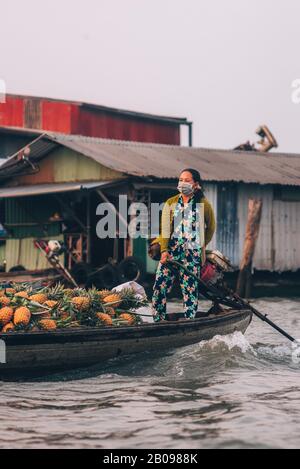 Eine Vietnamesin mittleren Alters auf ihrem Boot, um ihre Waren auf dem schwimmenden Markt im Mekong Delta zu verkaufen. Can Tho, Vietnam. Stockfoto