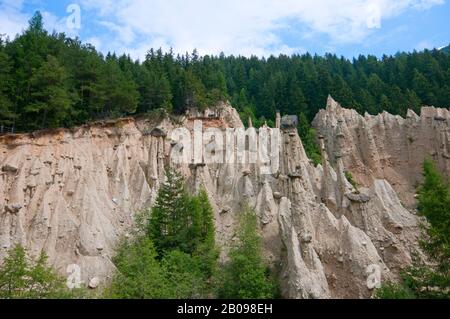 Piramidi di di terra di Perca, Erdpyramiden von Perca (bei Brunico), Pustertal, Trentino Alto Adige, Italien Stockfoto