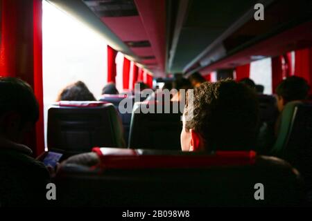 S der Mass Transit Passagiere im Bus. Menschen in alten Bus, Blick aus dem Bus. Leute sitzen auf einem komfortablen Bus in Selektiven Stockfoto