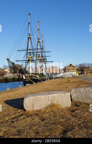 Das Schiff "Friendship of Salem Tall" (eine Nachbildung eines Schiffes aus dem East Indiaman von einem Jahr im Jahr 1796) dockte in Derby Wharf in Salem, Massachusetts, USA. Derby Wharf ist Teil von t Stockfoto