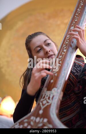 Schöne Stimme! Wunderschöne-Stimme! Sängerin/Songwriterin Nora Lotz Stockfoto