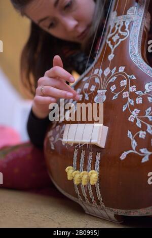 Schöne Stimme! Wunderschöne-Stimme! Sängerin/Songwriterin Nora Lotz Stockfoto