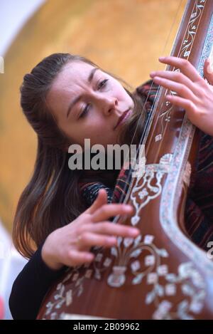 Schöne Stimme! Wunderschöne-Stimme! Sängerin/Songwriterin Nora Lotz Stockfoto
