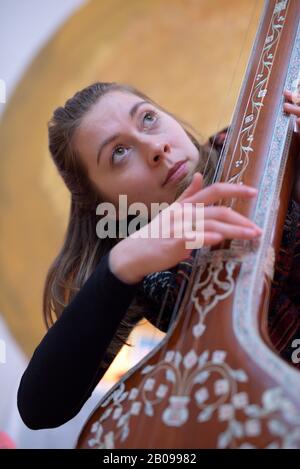 Schöne Stimme! Wunderschöne-Stimme! Sängerin/Songwriterin Nora Lotz Stockfoto
