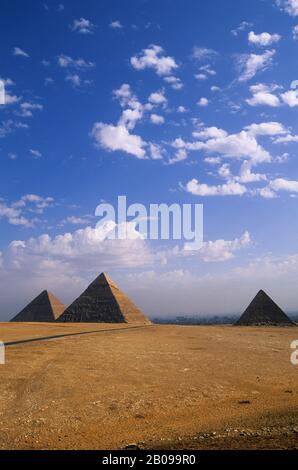 ÄGYPTEN, KAIRO, GIZEH, BLICK AUF (VON LINKS) CHEOPS, CHEFREN UND MYCERINUS PYRAMIDEN Stockfoto