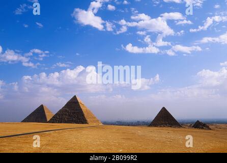 ÄGYPTEN, KAIRO, GIZEH, BLICK AUF (VON LINKS) CHEOPS, CHEFREN UND MYCERINUS PYRAMIDEN Stockfoto