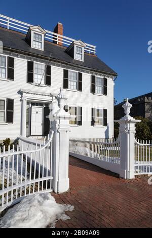 The Sopes Mansion in Salem, Massachusetts, USA. Das irgendwann in den späten 1720er Jahren erbaute Anwesen befindet sich in der Essex Street. Stockfoto