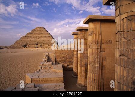 ÄGYPTEN, IN DER NÄHE VON KAIRO, SAKKARA, STUFENPYRAMIDE, 2686 V. CHR., ÄLTESTE STEINSTRUKTUR DER WELT Stockfoto