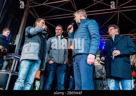 Mark Van den Oever von Farmers Defence Force, Jaco Geurts und Maurits von Martels von der christlich-demokratischen politischen Partei CDA diskutieren während der Demonstration.Tausende holländische Bauern unter dem Motto "alle Bremsen ab" protestieren gegen die Maßnahmen, die zur Senkung der Stickstoffemissionen auf dem Malieveld vorgeschlagen wurden, In den Haag. Der Mesdag Fund hat die Universität Amsterdam angewiesen, eine dreijährige Studie über die Niederschläge von Stickstoff in Naturschutzgebieten zu beginnen und genau zu erfahren, wo die Stickstoffemissionen von Viehbetrieben enden. Nach mehreren Treffen mit den Niederländern regieren Stockfoto