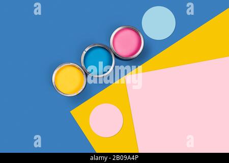 Sanierungskonzept. Tricolor blau, gelb, rosa Hintergrund mit drei Sprühdosen. Flach, Ansicht von oben, kopieren. Stockfoto