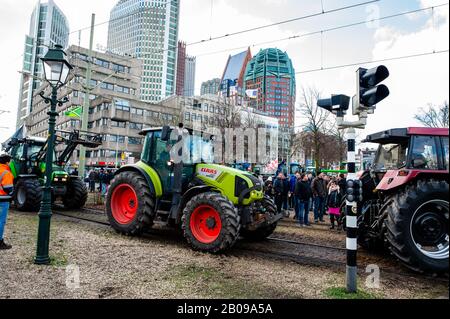 Während des Protests kommen die Traktoren ins Zentrum der Stadt. Tausende holländische Bauern unter dem Motto "alle Bremsen aus" protestieren gegen die Maßnahmen, die zur Senkung der Stickstoffemissionen auf dem Malieveld in Den Haag vorgeschlagen wurden. Der Mesdag Fund hat die Universität Amsterdam angewiesen, eine dreijährige Studie über die Niederschläge von Stickstoff in Naturschutzgebieten zu beginnen und genau zu erfahren, wo die Stickstoffemissionen von Viehbetrieben enden. Nach mehreren Treffen mit der niederländischen Regierung warten die Landwirte immer wieder auf eine Lösung des Stickstoffproblems. Die Stickstoff-Debatte im Unterhaus Stockfoto