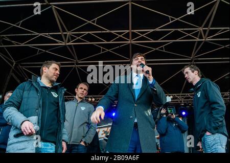 Therry Baudet, Vorsitzende der rechten politischen Partei FVD, spricht während der Demonstration. Tausende holländische Landwirte unter dem Motto "alle Bremsen aus" protestieren gegen die Maßnahmen, die zur Senkung der Stickstoffemissionen auf dem Malieveld in Den Haag vorgeschlagen wurden. Der Mesdag Fund hat die Universität Amsterdam angewiesen, eine dreijährige Studie über die Niederschläge von Stickstoff in Naturschutzgebieten zu beginnen und genau zu erfahren, wo die Stickstoffemissionen von Viehbetrieben enden. Nach mehreren Treffen mit der niederländischen Regierung warten die Landwirte immer wieder auf eine Lösung des Stickstoffproblems. Das nit Stockfoto