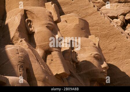 ÄGYPTEN, ABU SIMBEL, GROSSER TEMPEL VON ABU SIMBEL, SEITENANSICHT DER STATUEN VON RAMSES II Stockfoto