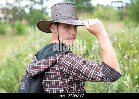 Ein Mann in einem Cowboyhut, in der Natur. Im Feld. Stockfoto